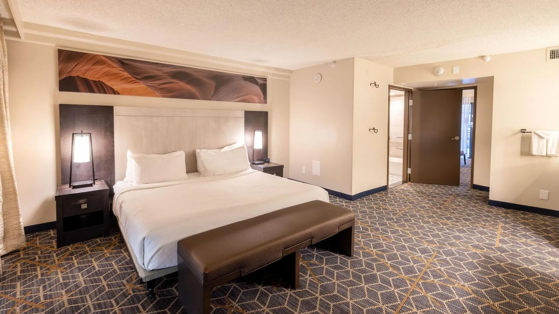 Embassy Suites By Hilton Phoenix Biltmore Hotel