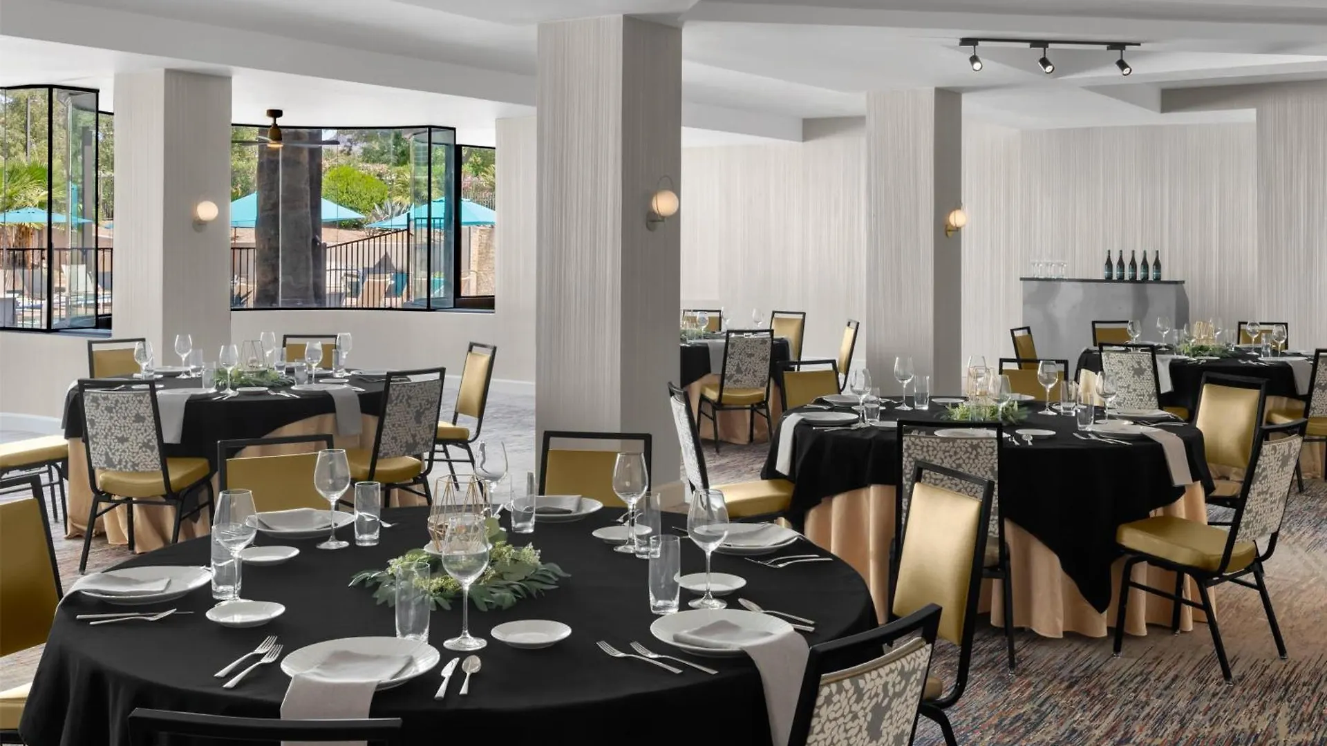 Embassy Suites By Hilton Phoenix Biltmore 3*,