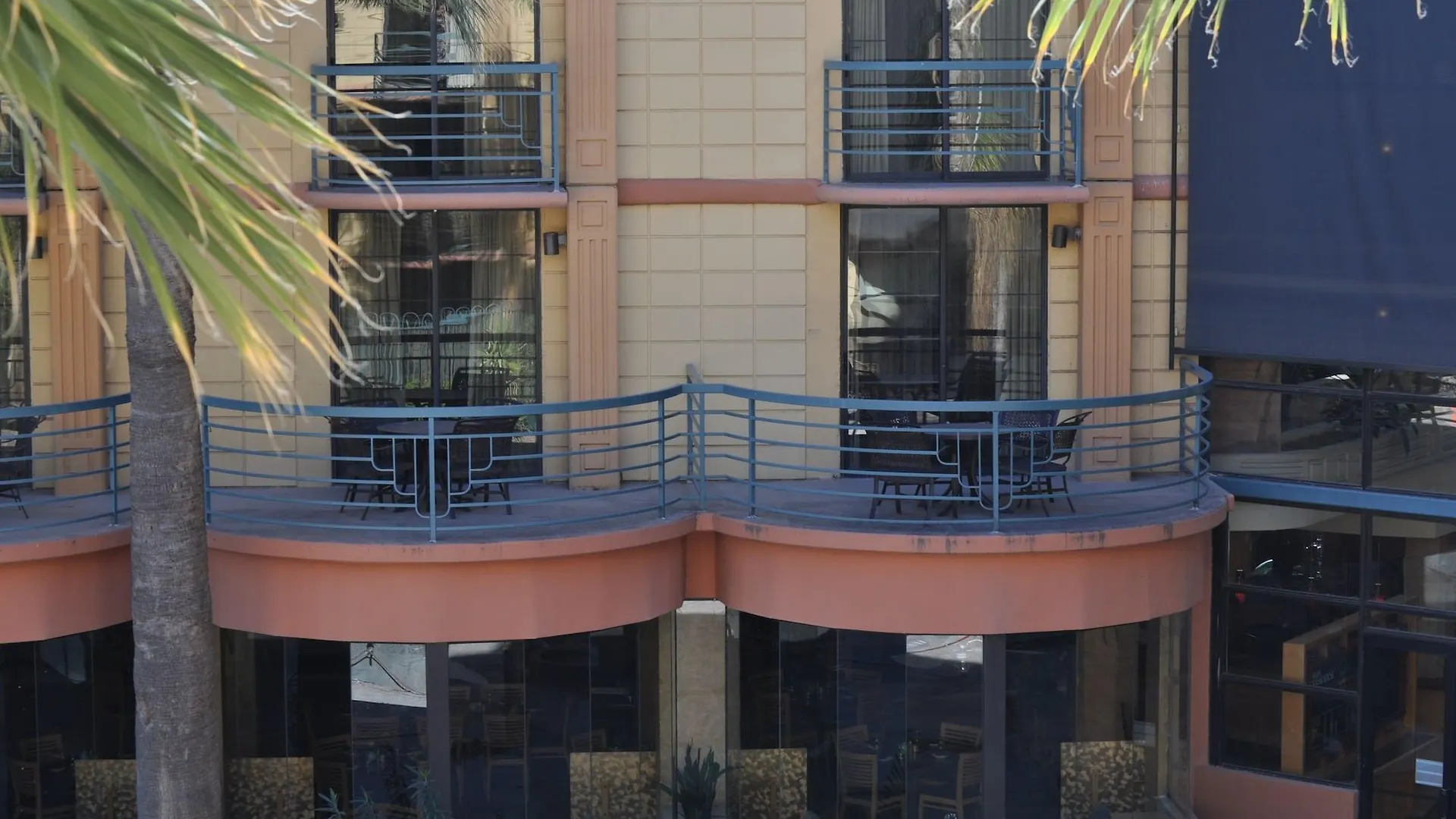 Embassy Suites By Hilton Phoenix Biltmore 3*,
