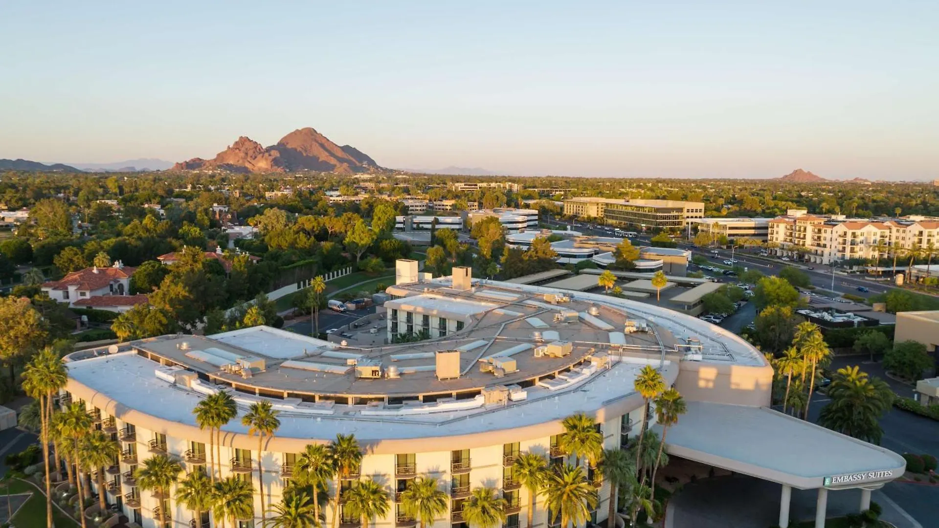 Hotel Embassy Suites By Hilton Phoenix Biltmore