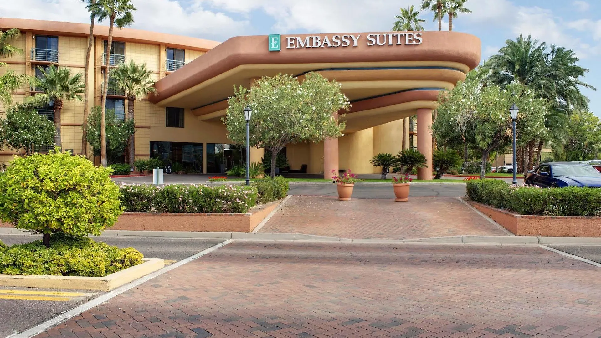 Embassy Suites By Hilton Phoenix Biltmore Hotel